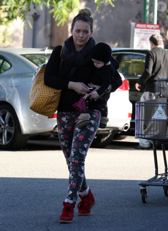 Hilary Duff toujours aussi folle de son fils Luca dans les rues de Los Angeles, le 11 novembre 2012.