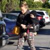 Hilary Duff étrangement habillée avec son fils Luca dans les rues de Los Angeles, le 11 novembre 2012.