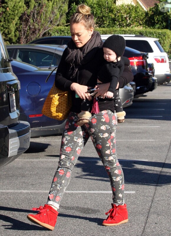 Hilary Duff étrangement habillée avec son fils Luca dans les rues de Los Angeles, le 11 novembre 2012.