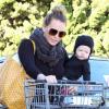Hilary Duff fait des courses avec son fils Luca dans les rues de Los Angeles, le 11 novembre 2012.