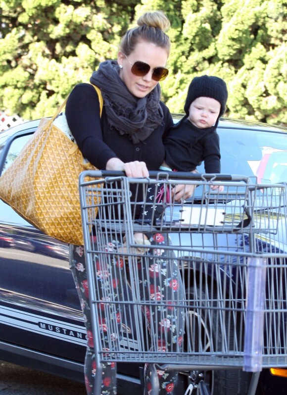 Hilary Duff fait des courses avec son fils Luca dans les rues de Los Angeles, le 11 novembre 2012.