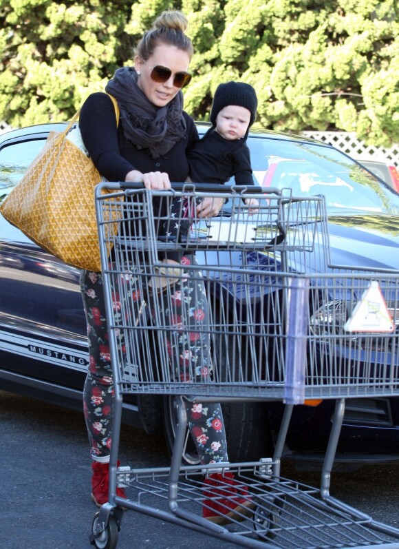 Hilary Duff et son fils Luca font des courses à Los Angeles, le 11 novembre 2012.