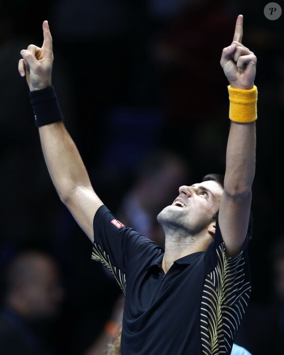 Novak Djokovic remporte le Masters de Londres face à Roger Federer et dédie sa victoire à son père malade, le 12 novembre 2012.