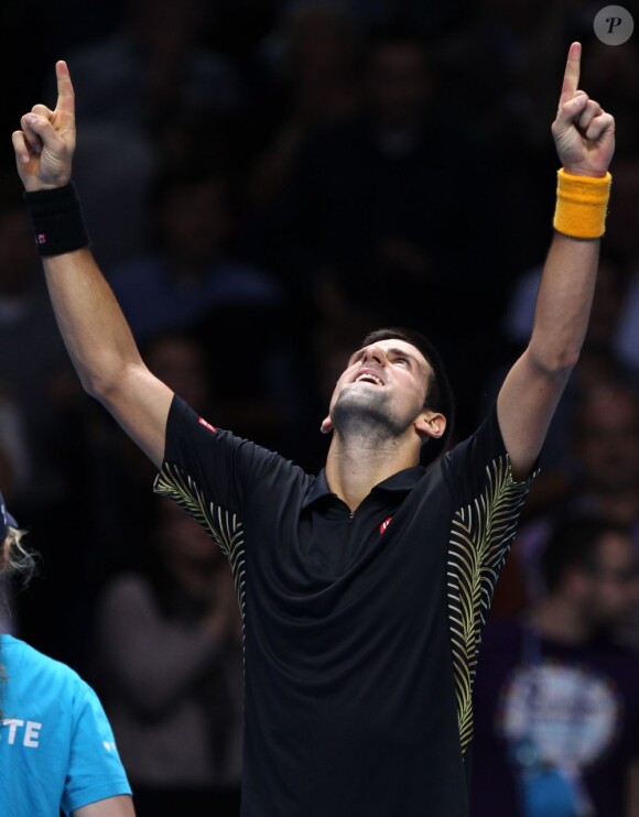 Le tennisman Novak Djokovic remporte le Masters de Londres face à Roger Federer et dédie sa victoire à son père malade, le 12 novembre 2012.