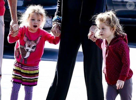 Charlie et Dolly, bientôt 4 ans, sont les filles de Jerry O'Connell et Rebecca Romijn. On les voit ici à Los Angeles, le 10 novembre 2012.