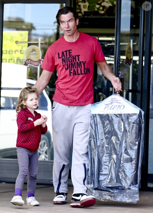 Jerry O'Connell et ses filles Charlie et Dolly à Los Angeles le 10 novembre 2012.