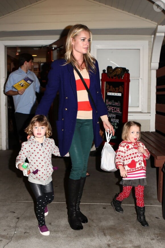 Rebecca Romijn et ses filles Charlie et Dolly à Los Angeles au mois de février 2012.