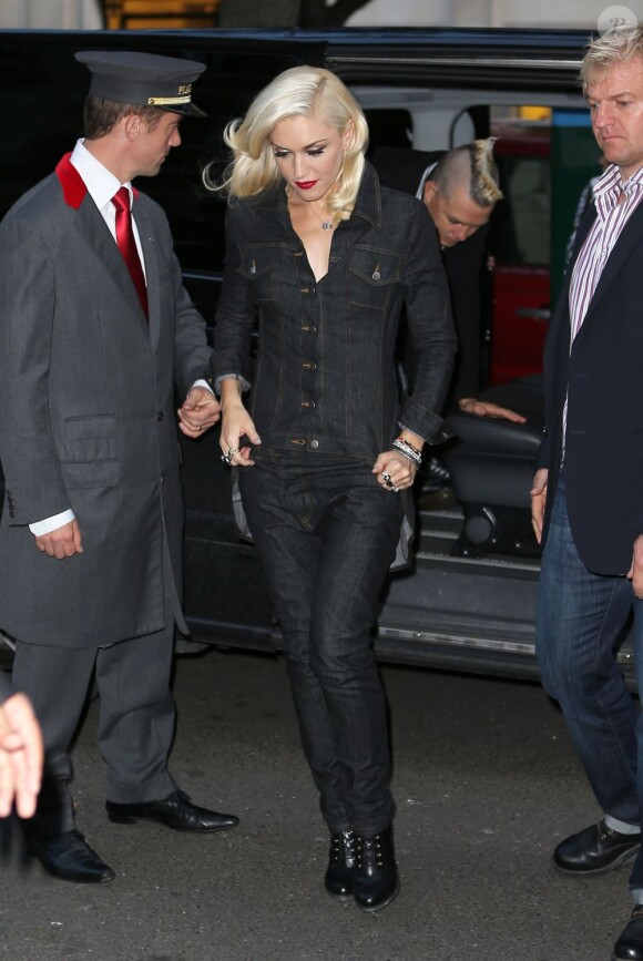 Gwen Stefani, habillée d'une combinaison en jean foncée et de bottines noires à Paris, le 24 septembre 2012.