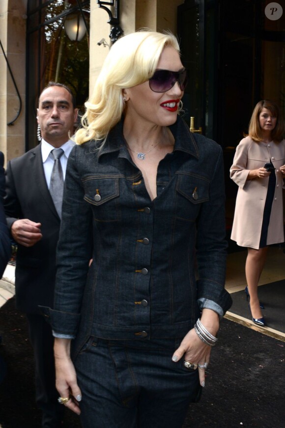 Gwen Stefani, tout de jean vêtue, quitte les studios d'Europe 1. Paris, le 24 septembre 2012.