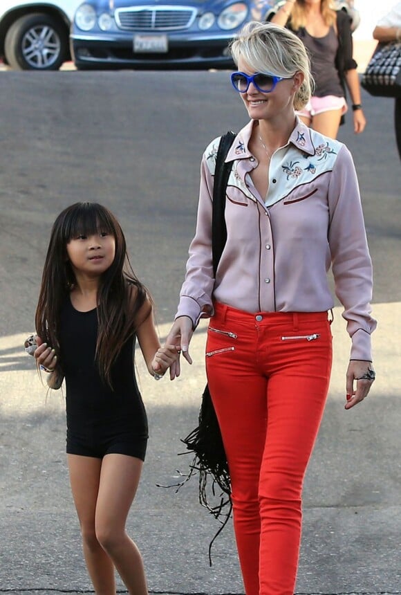 Laeticia Hallyday fait du shopping avec Jade à Pacific Palisades, le 27 Septembre 2012.