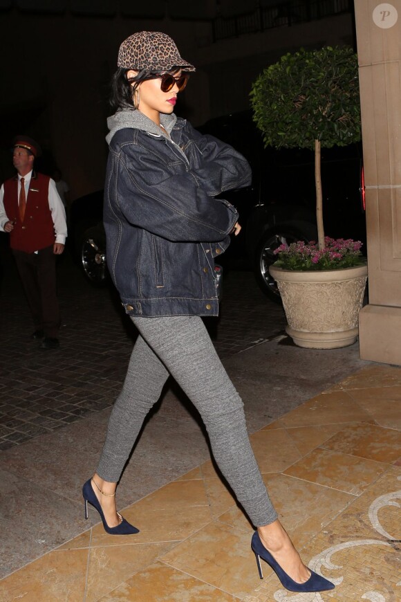 Rihanna, reine du streetstyle, opte pour un sweat cocoon à capuche pour un look du soir décontracté