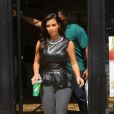 Kim Kardashian en virée shopping à Miami, à une longueur d'avance avec ses escarpins métal