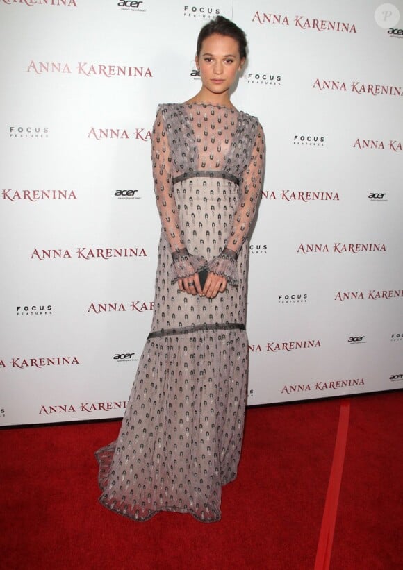 Alicia Vikander dans une longue robe à motifs lors de la première à Hollywood du film Anna Karénine, le 14 novembre 2012.
