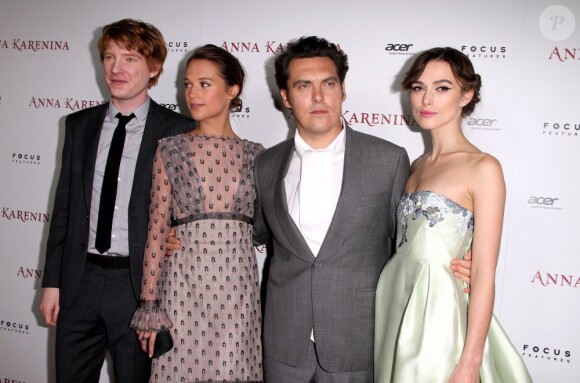 L'équipe du film Anna Karénine avec Domhnall Gleeson, Alicia Vikander, Keira Knightley et le réalisateur Joe Wright, lors de la première à Hollywood, le 14 novembre 2012.