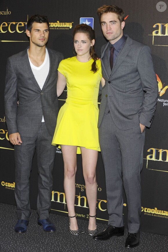 Taylor Lautner, Kristen Stewart et Robert Pattinson pendant l'avant-première du film Twilight 5 à Madrid, le 15 novembre 2012.