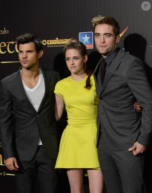 Taylor Lautner, Kristen Stewart, Robert Pattinson s'affichent avec un peu de fatigue pendant l'avant-première du film Twilight 5 à Madrid, le 15 novembre 2012.