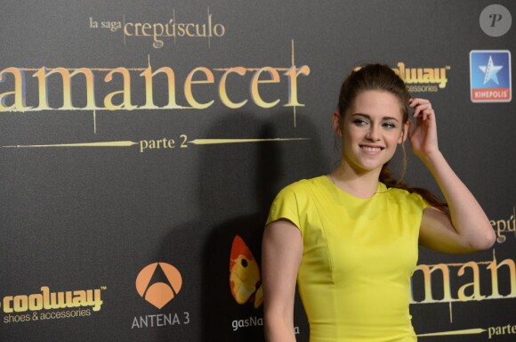 Kristen Stewart, souriante pendant l'avant-première du film Twilight 5 à Madrid, le 15 novembre 2012.
