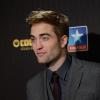 Robert Pattinson face aux photographes madrilènes.