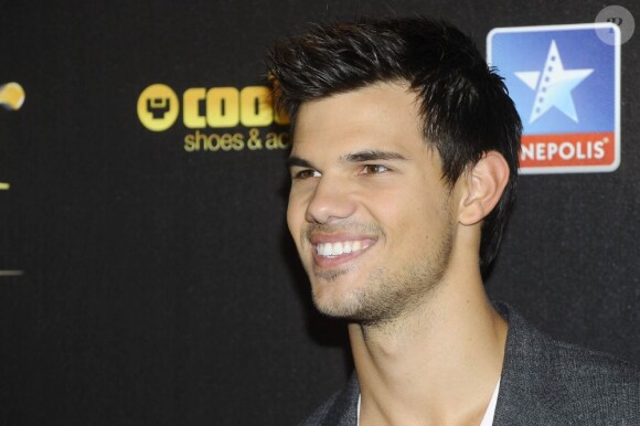 Taylor Lautner, un peu esseulé lors de l'avant-première du film Twilight 5 à Madrid, le 15 novembre 2012.