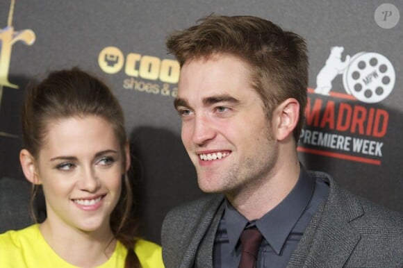 Kristen Stewart et Robert Pattinson posent ensemble lors de l'avant-première du film Twilight 5 à Madrid, le 15 novembre 2012.