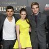 Le trio Taylor Lautner, Kristen Stewart et Robert Pattinson lors de l'avant-première du film Twilight 5 à Madrid, le 15 novembre 2012.