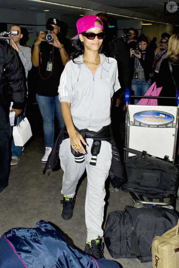 Rihanna, surprise à son arrivée à l'aéroport de Toronto. Le 15 novembre 2012.