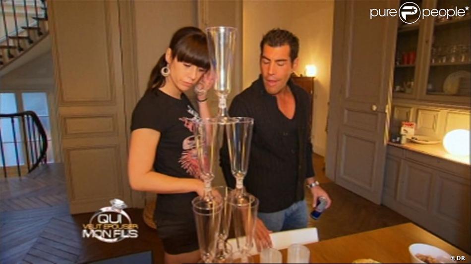 Cynthia, Lilou et Angélique chez Julien et Serge dans Qui veut épouser mon fils ?, saison 2, le vendredi 16 novembre 2012 sur TF1