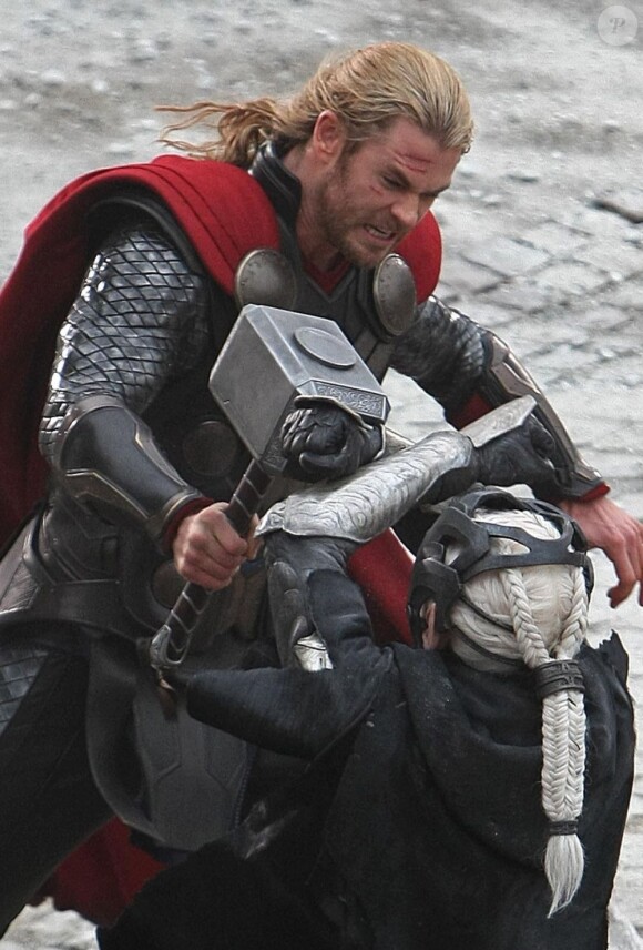 Chris Hemsworth face à Christopher Eccleston, sur le tournage du dernier film Marvel, Thor : The Dark World, le 16 novembre 2012.