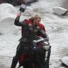 Chris Hemsworth sur le tournage du dernier film Marvel, Thor : The Dark World, le 16 novembre 2012.
