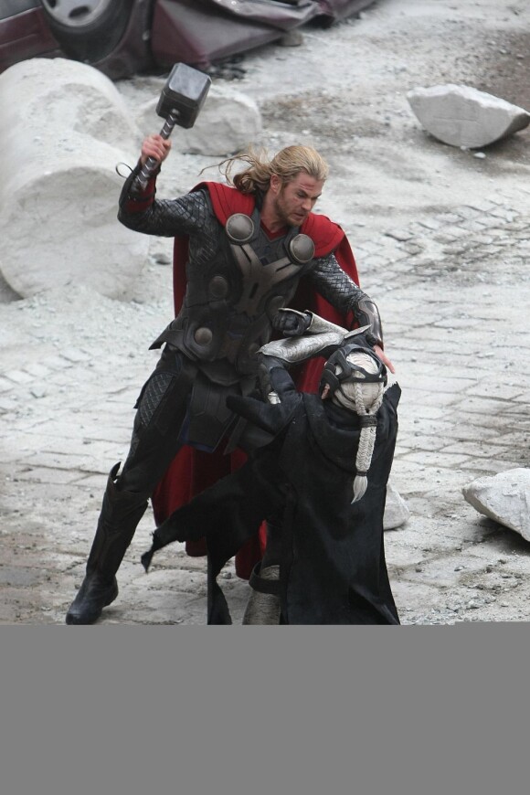 Chris Hemsworth sur le tournage du dernier film Marvel, Thor : The Dark World, le 16 novembre 2012.