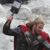 Chris Hemsworth sur le tournage du dernier film Marvel, Thor : The Dark World, le 16 novembre 2012.