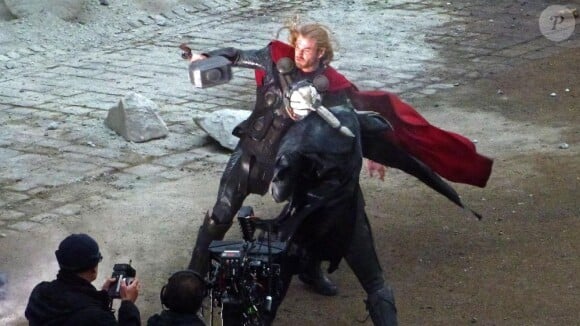 Chris Hemsworth pris au combat avec Christopher Eccleston (Malekith) sur le tournage du dernier film Marvel, Thor : The Dark World, le 16 novembre 2012.