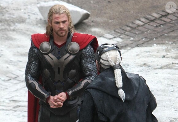 Chris Hemsworth échange avec Christopher Eccleston entre deux prises, sur le tournage du dernier film Marvel, Thor : The Dark World, le 16 novembre 2012.