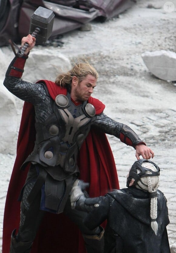 Chris Hemsworth se bat avec Mjöllnir (son marteau) face à Malekith, sur le tournage du dernier film Marvel, Thor : The Dark World, le 16 novembre 2012.