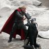 Chris Hemsworth se bat contre Christopher Eccleston sur le tournage du dernier film Marvel, Thor : The Dark World, le 16 novembre 2012.