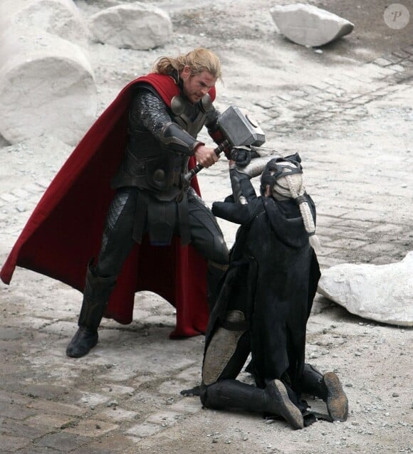 Chris Hemsworth se bat contre Christopher Eccleston sur le tournage du dernier film Marvel, Thor : The Dark World, le 16 novembre 2012.