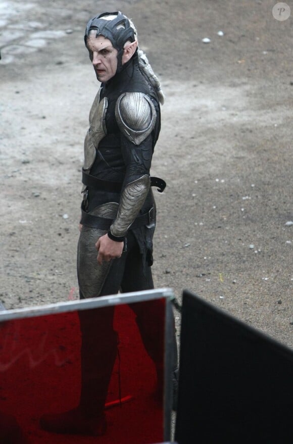 Christopher Eccleston campe le terrible Malekith, ennemi de Thor, sur le tournage du dernier film Marvel, Thor : The Dark World, le 16 novembre 2012.