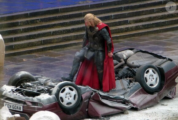 Chris Hemsworth vient d'écraser une voiture sur le tournage du dernier film Marvel, Thor : The Dark World, le 16 novembre 2012.