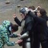 Christopher Eccleston repasse au maquillage entre deux prises, sur le tournage à Londres de Thor 2.