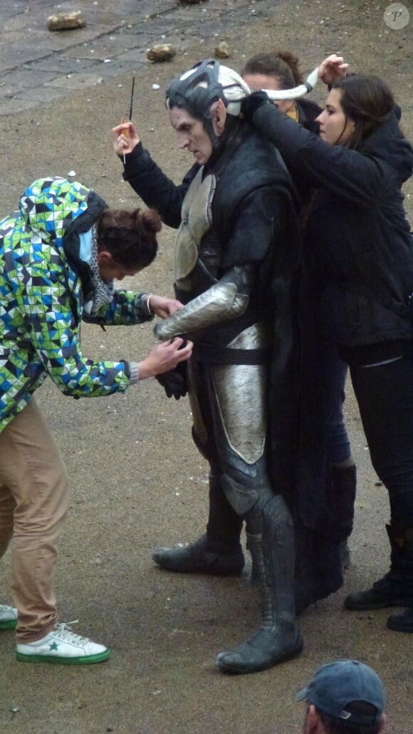 Christopher Eccleston repasse au maquillage entre deux prises, sur le tournage à Londres de Thor 2.