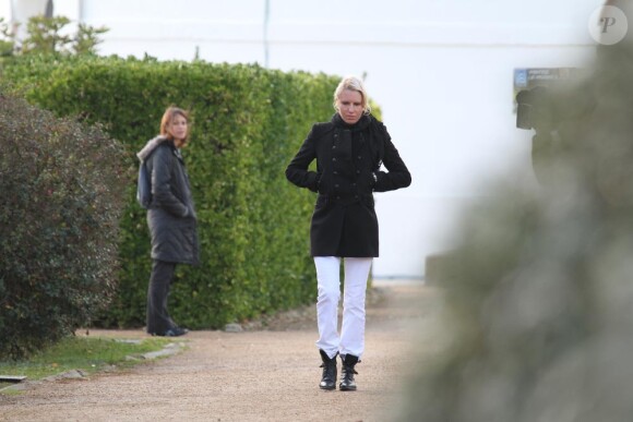Exclusif Qui Veut Epouser Mon Fils ? 2 : Cindy quitte seule le phare. Elle vient d'annoncer à Frédéric qu'elle souhaitait prendre du recul.