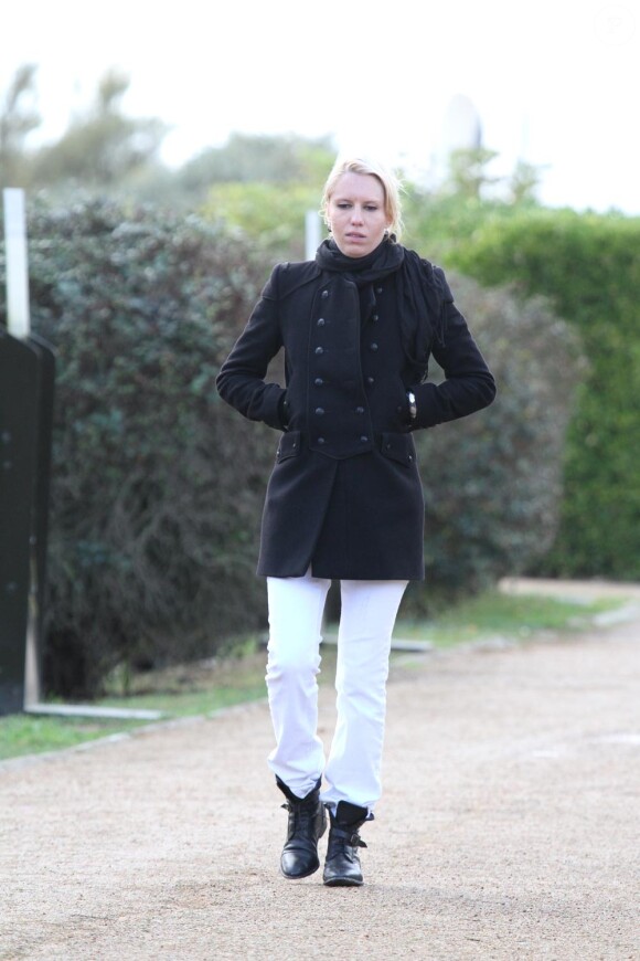 Exclusif Qui Veut Epouser Mon Fils ? 2 : Cindy quitte seule le phare. Elle vient d'annoncer à Frédéric qu'elle souhaitait prendre du recul.