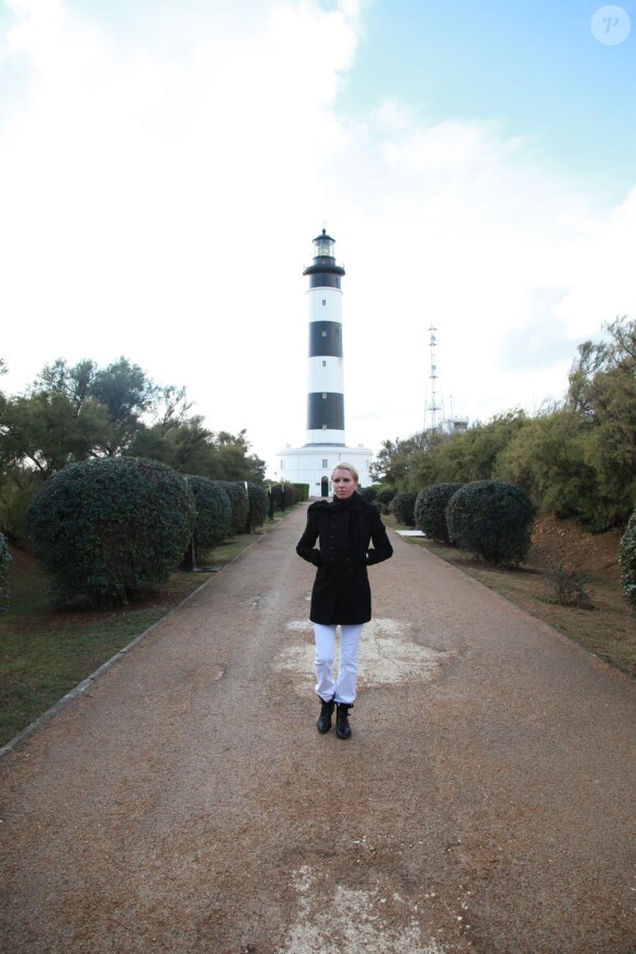 Exclusif Qui Veut Epouser Mon Fils ? 2 : Cindy quitte seule le phare. Elle vient d'annoncer à Frédéric qu'elle souhaitait prendre du recul.