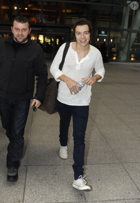 Harry Styles des One Direction arrive à l'aéroport de Los Angeles, le 16 Novembre 2012.