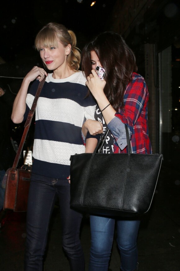Selena Gomez et Taylor Swift vont dîner ensemble à Los Angeles, le 17 novembre 2012.