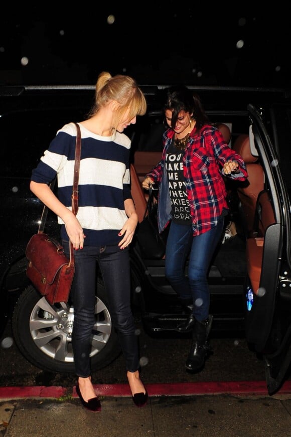 Selena Gomez et Taylor Swift vont au restaurant ensemble à Los Angeles, le 17 novembre 2012.