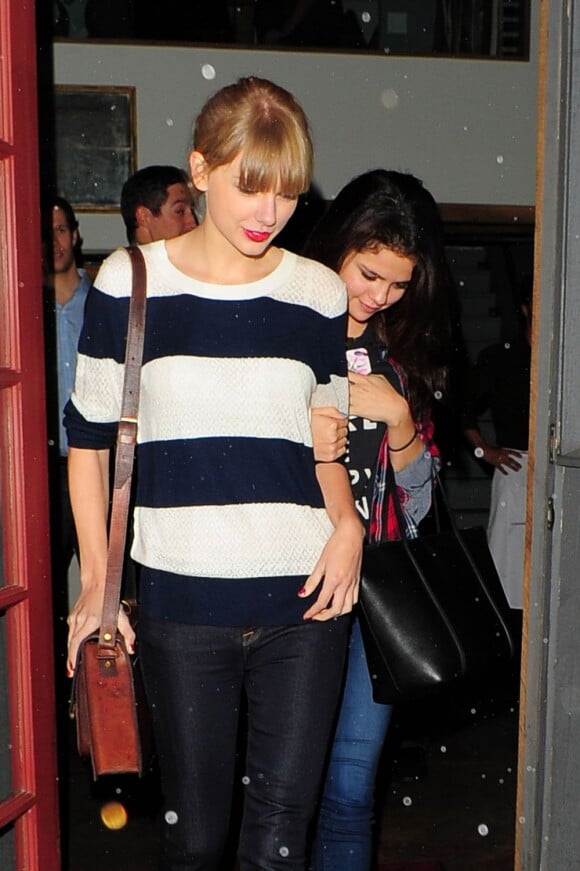 Selena Gomez et Taylor Swift vont dîner à Los Angeles, le 17 novembre 2012.