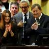 Carla Bruni-Sarkozy préside la vente de vin des Hospices de Beaune aux côtés de Guy Roux, le 18 novembre 2012, pour la mise aux enchères de la "pièce du président" adjugée 270 000 euros.