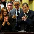 Carla Bruni-Sarkozy préside la vente de vin des Hospices de Beaune aux côtés de Guy Roux, le 18 novembre 2012, pour la mise aux enchères de la "pièce du président" adjugée 270 000 euros.