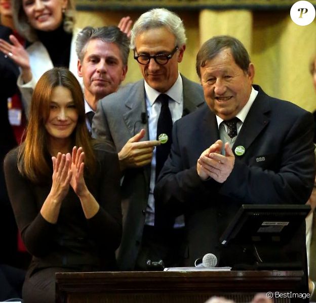 Carla Bruni-Sarkozy préside la vente de vin des Hospices de Beaune aux côtés de Guy Roux, le 18 novembre 2012, pour la mise aux enchères de la "pièce du président" adjugée 270 000 euros.